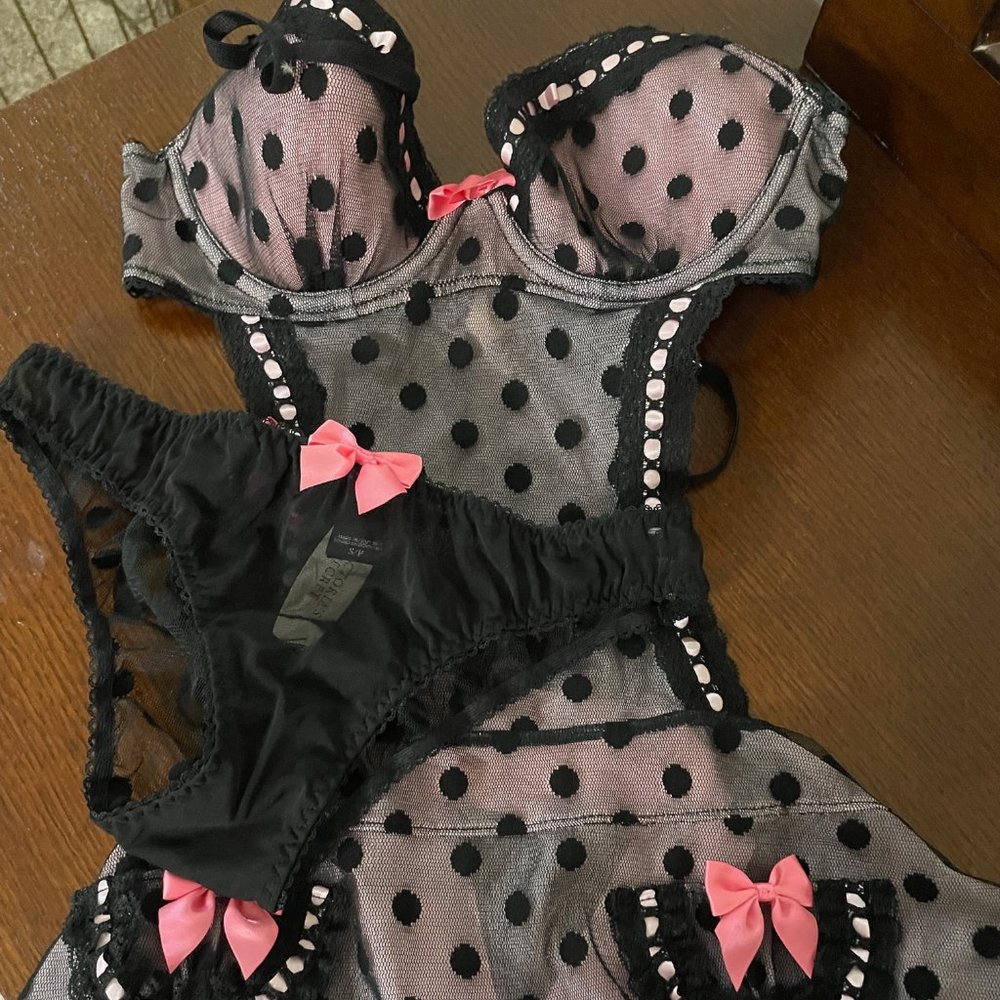NWT-Victoria's Secret 2 piece set-Size 34B top S/P panties